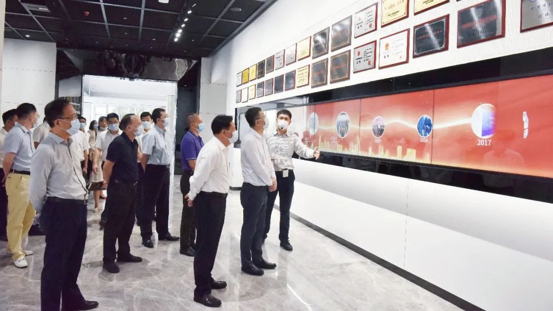 深圳市委常委、副市长艾学峰率队调研工总副会长单位易尚展示
